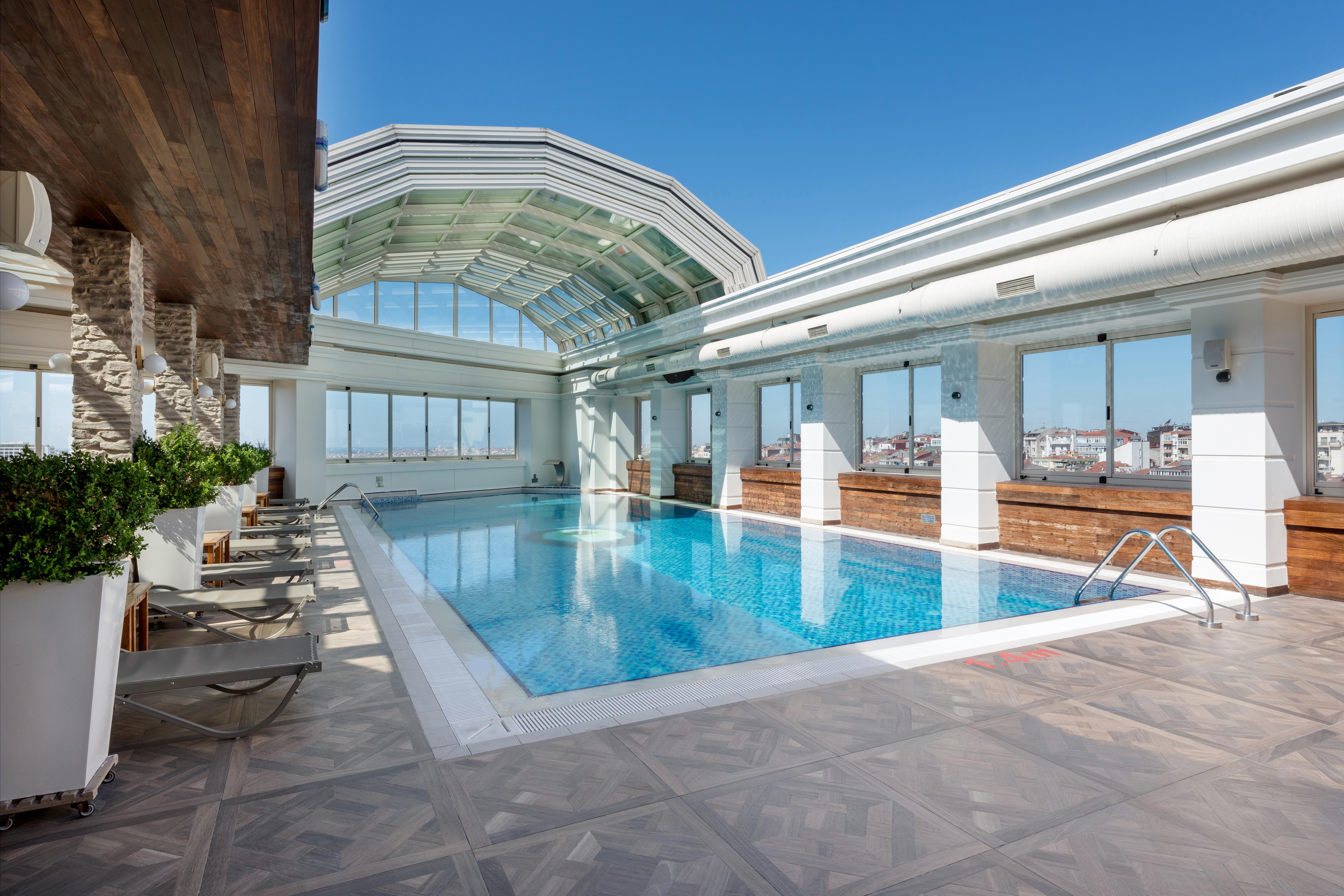 Ramada Plaza By Wyndham Istanbul City Center (Adults Only) Luaran gambar The pool at the 101st floor
